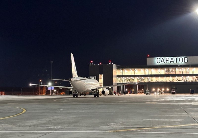 Самолет из Саратова не может улететь в Москву из-за угрозы атаки БПЛА